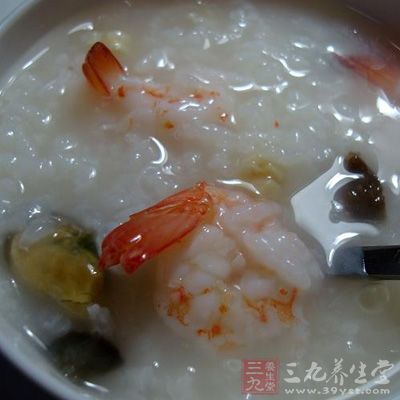加入胡椒粉和姜絲,不但去腥也能減弱海鮮的寒性 加入胡椒粉和姜絲,不但去腥也能減弱海鮮的寒性