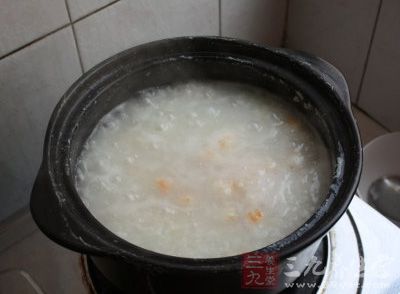 蝦去殼剔腸,頭保留可增加粥的鮮美味 蝦去殼剔腸,頭保留可增加粥的鮮美味
