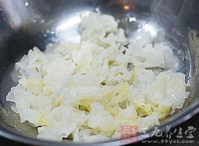 白木耳又叫銀耳，含豐富的膠質、多種維生素及17種氨基酸