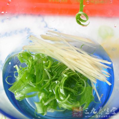 蔥姜切成很細很細的絲