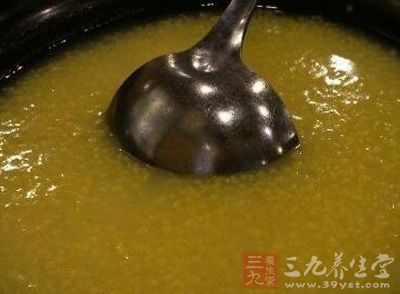 洗淨瀝干水分的小米,放入平底鍋,用小火炒 洗淨瀝干水分的小米,放入平底鍋,用小火炒