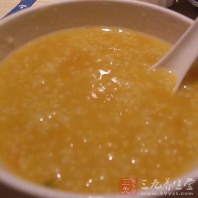 南瓜去皮切小塊,放入陶瓷煲內同煮,中火燒開 南瓜去皮切小塊,放入陶瓷煲內同煮,中火燒開
