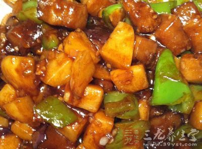 茄子和土豆去皮，切成滾刀塊