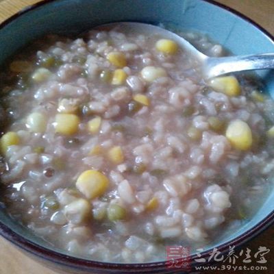 鍋中加兩小碗水,水燒開後再倒玉米碎 鍋中加兩小碗水,水燒開後再倒玉米碎