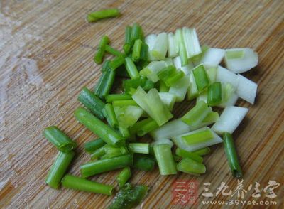 蔥切段，姜蒜切片或切條