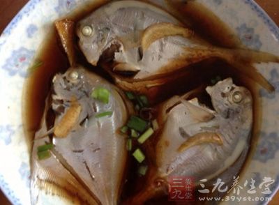 將熱油澆在撒上蔥絲鲳魚上