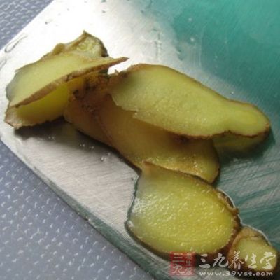 然後入香料蔥段姜片和料酒老抽調色 然後入香料蔥段姜片和料酒老抽調色