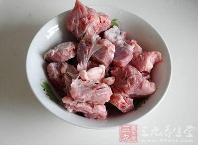 排骨要洗淨，這樣污物容易出來
