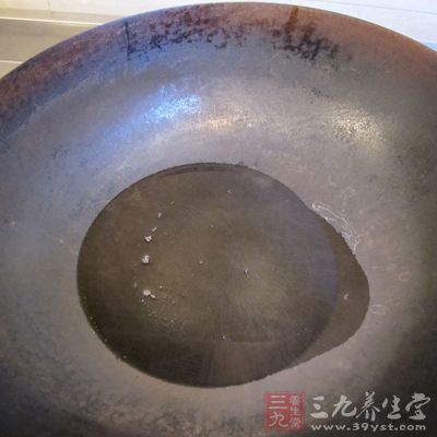 熱鍋,加入適量沙拉油燒熱後 熱鍋,加入適量沙拉油燒熱後