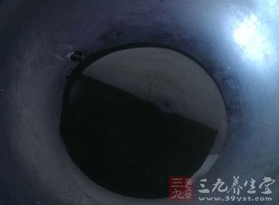 鍋內倒適量油燒熱 鍋內倒適量油燒熱