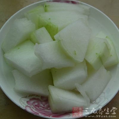 冬瓜去皮,切成4-5厘米的方塊 冬瓜去皮,切成4-5厘米的方塊