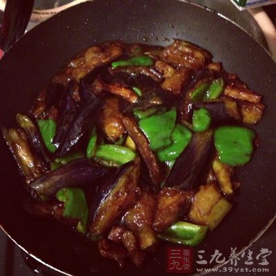 鍋內放入兩勺油，爆香干辣椒和蒜，然後放入炸好的茄子