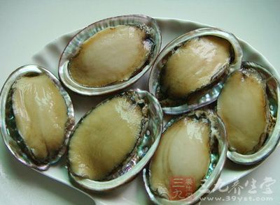 將洗涮干淨的鮑魚裝入盤子裡