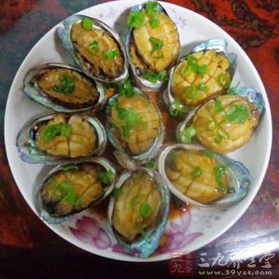 把燒熱的油澆在鮑魚上