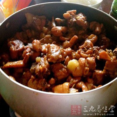 琵琶雞腿400g，土豆3個，輔料：洋蔥2個，胡蘿卜1個，大蔥半棵等