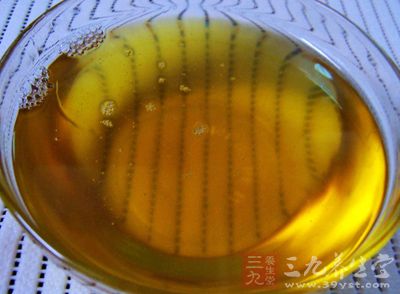 鍋中放少許色拉油 鍋中放少許色拉油