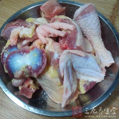 雞清洗干淨後，瀝干水分