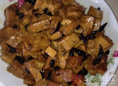 豆腐煮好,撈出瀝水,鍋中放適量油 豆腐煮好,撈出瀝水,鍋中放適量油