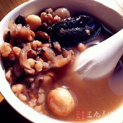 放入枸杞子、黑棗、黨參，大火燒開