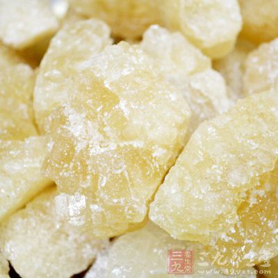 鍋燒熱倒適量的油,放入四五顆冰糖 鍋燒熱倒適量的油,放入四五顆冰糖