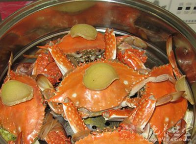 將螃蟹用清水流淨，放在盛器裡