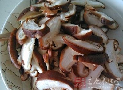 把准備好的香菇洗淨,切成絲狀,放在一邊留用
