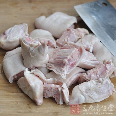 將准備好的豬蹄剁成塊