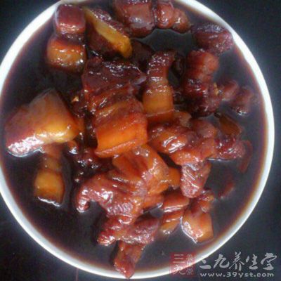 五花肉切成麻將大小的塊,姜切片,蒜拍碎 五花肉切成麻將大小的塊,姜切片,蒜拍碎
