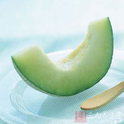 冬瓜中含有油酸，具有抑制體內黑色素沉積的功能
