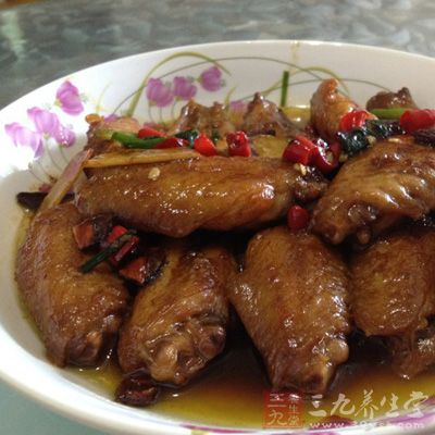 白糖，雞翅，蔥姜，八角，花椒，料酒，生抽