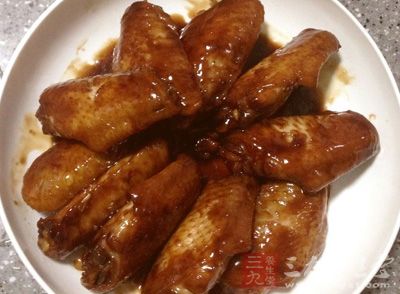 鍋內加入食用油，放入綿白糖炒糖色