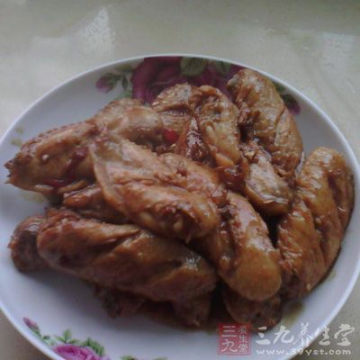 雞翅8支，青蔥1支，姜片2片，水適量，腌漬梅2顆