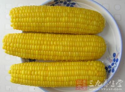材料：新鮮的甜玉米2根