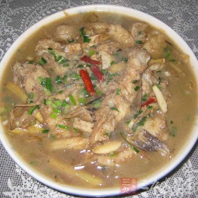 水開後下入豆腐,轉中小火炖至汁稠 水開後下入豆腐,轉中小火炖至汁稠