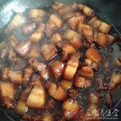 開小火,慢慢燒著,中間記得翻幾次身,水不夠的時候再稍微加一點點水 開小火,慢慢燒著,中間記得翻幾次身,水不夠的時候再稍微加一點點水
