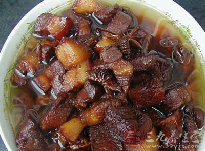 肉洗淨後切成方塊,放在加了料酒的冷水裡浸泡5分鐘 肉洗淨後切成方塊,放在加了料酒的冷水裡浸泡5分鐘