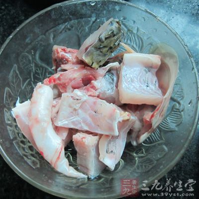 草魚身子橫著切約2cm寬的大塊