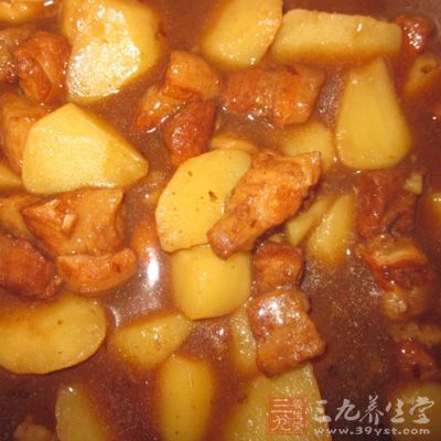 把油燒熱,放兩勺白糖和二兩鮮姜(一大塊)切成的姜片進去翻炒片 把油燒熱,放兩勺白糖和二兩鮮姜(一大塊)切成的姜片進去翻炒片