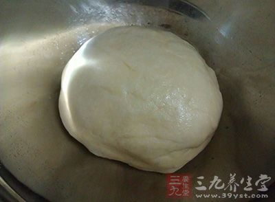 發酵二十分鐘後將干面粉再次加入發酵好的面團裡 發酵二十分鐘後將干面粉再次加入發酵好的面團裡