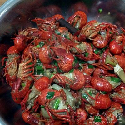 龍蝦刷干淨腹部,去頭上的須,去前小爪 龍蝦刷干淨腹部,去頭上的須,去前小爪