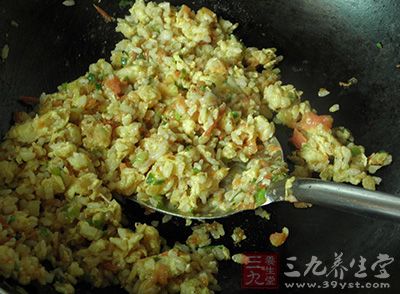將米飯放已經炒好的番茄醬中翻炒,盡量使米飯粒上都粘滿醬汁