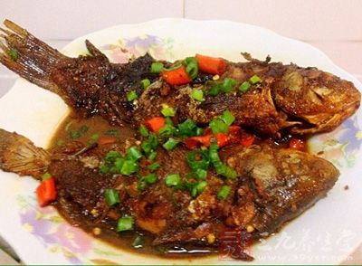 魚裝盤，撒上青蔥即可