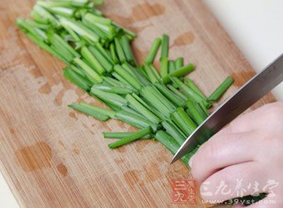 韭菜洗淨切成末