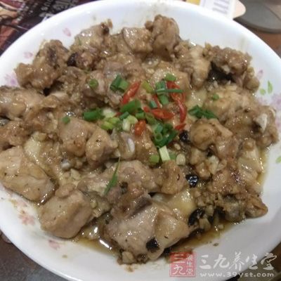 水滾得沸騰才把排骨放入鍋內,可鎖住肉質的水份 水滾得沸騰才把排骨放入鍋內,可鎖住肉質的水份