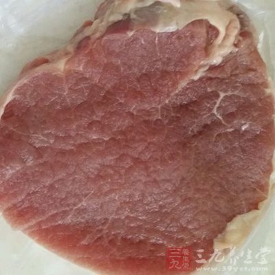 牛肉洗淨瀝干,先逆著紋路將其切成片 牛肉洗淨瀝干,先逆著紋路將其切成片