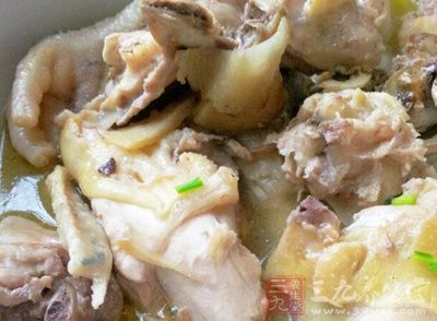 灑下姜蔥蒜粉，把雞的全身內外都塗遍