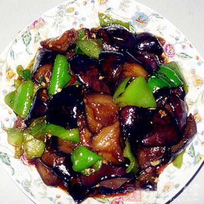 紅燒茄子色澤紅亮，茄子酥爛，香鮮可口
