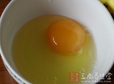 將雞蛋敲入大碗中打散,加入蝦米 將雞蛋敲入大碗中打散,加入蝦米