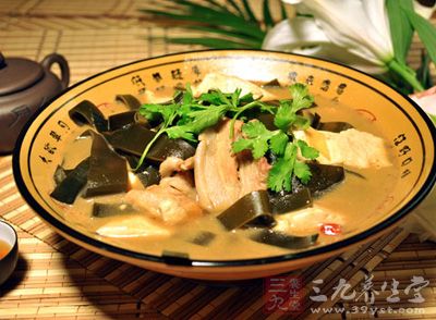海帶炖豆腐，是一道日常食用菜