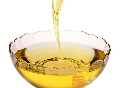 取豆油適量，2個雞蛋、30克紅糖(用少許水攪拌)